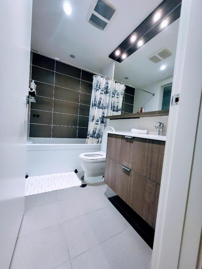 Your Perfect Escape - Modern Landmark Condo In Downtown Calgary - Free Parking- Premium Location Exterior foto