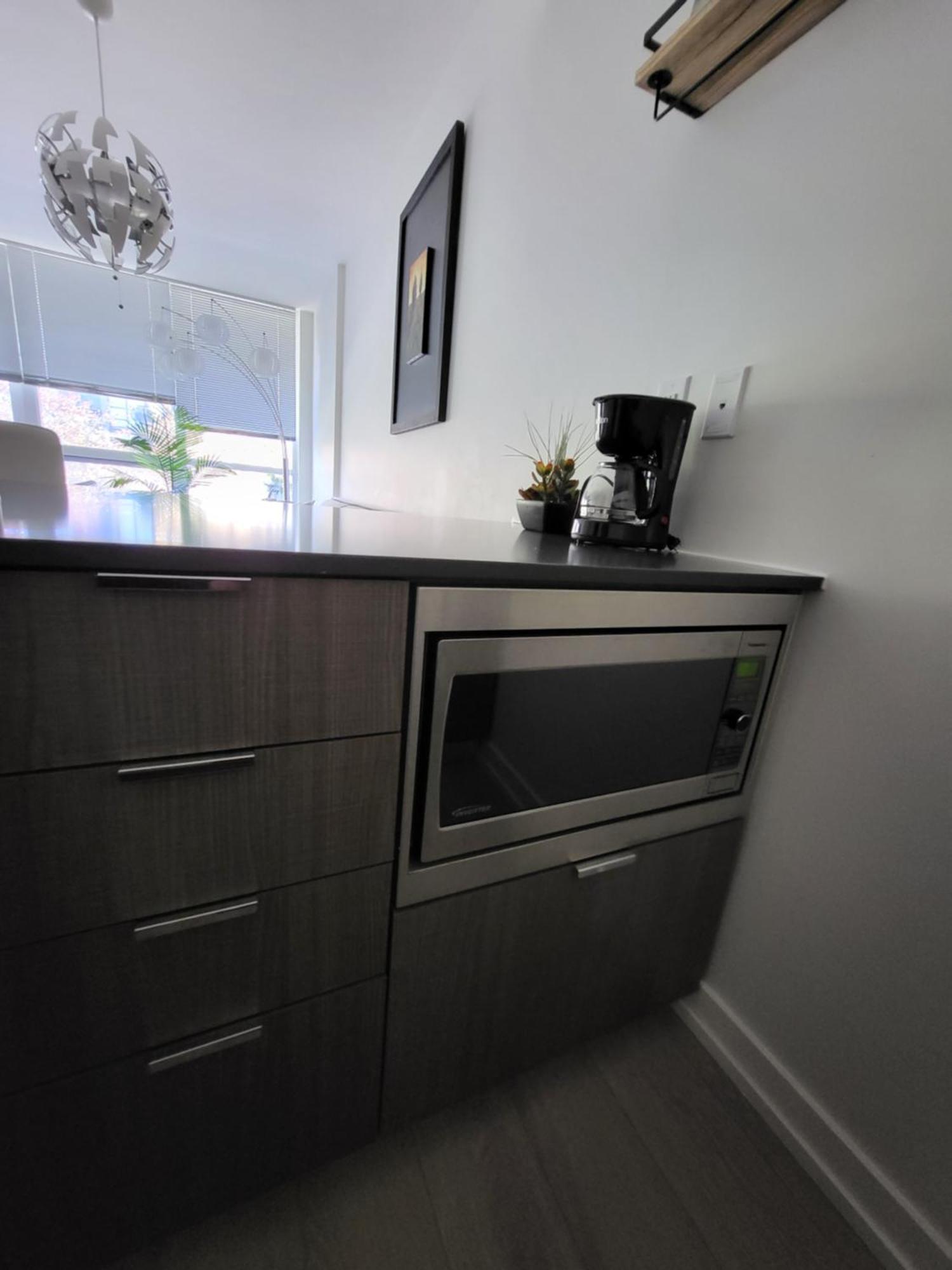 Your Perfect Escape - Modern Landmark Condo In Downtown Calgary - Free Parking- Premium Location Exterior foto